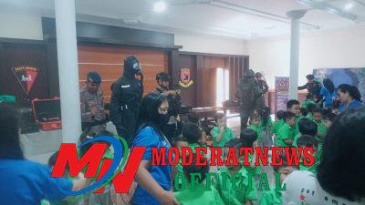 Anak TK Joyful Kids, Belajar Sambil Mengenal Brimob