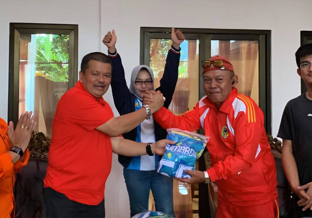 Wabup Parimo Abdul Sahid Serahkan Jersey kepada Jurnalis Parigi FC