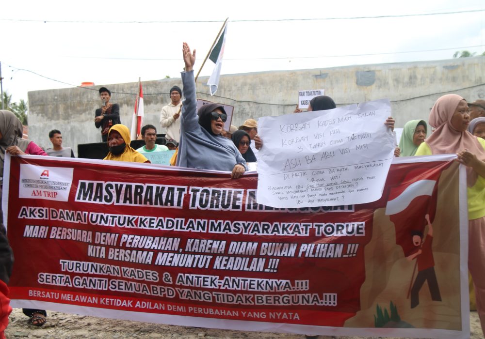 Warga Torue Menggugat: Kantor Desa Torue Dikepung