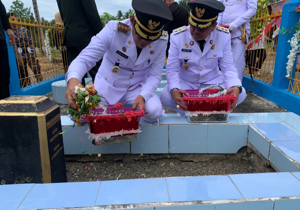 Bupati dan Wabup Parimo Ziarah dan Tabur Bunga di TMP Tombolotutu