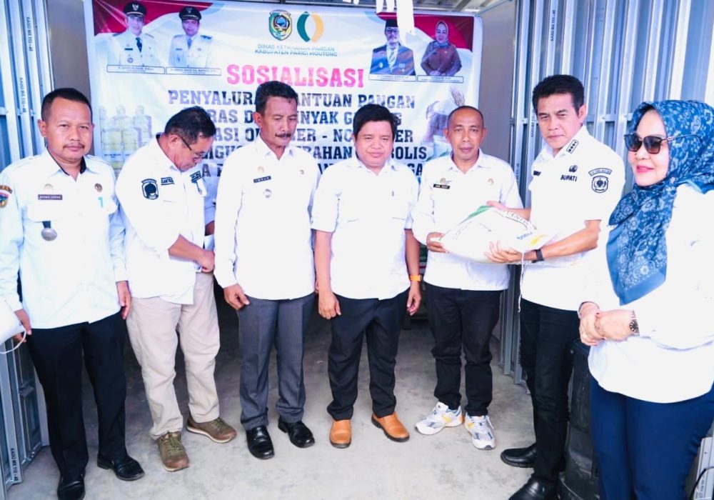 Bupati Erwin Burase Salurkan Bantuan Pangan untuk 42 Ribu KPM